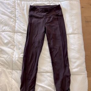 lulu lemon maroon wunder under 23” leggings with back zipper pocket